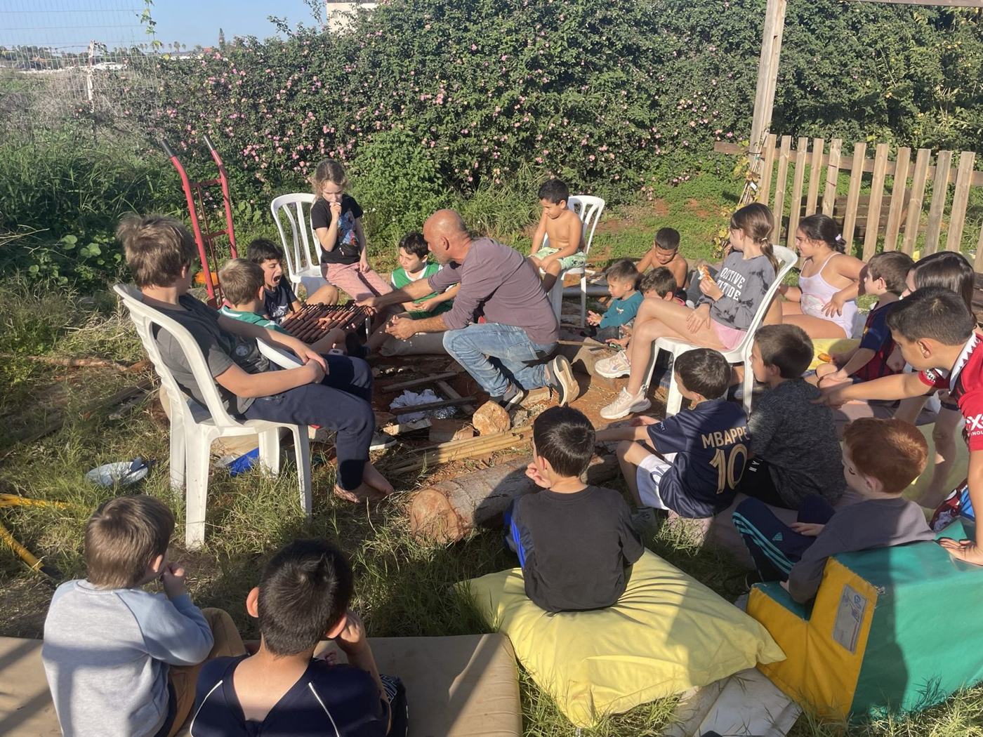 ילדים סביב מדורה