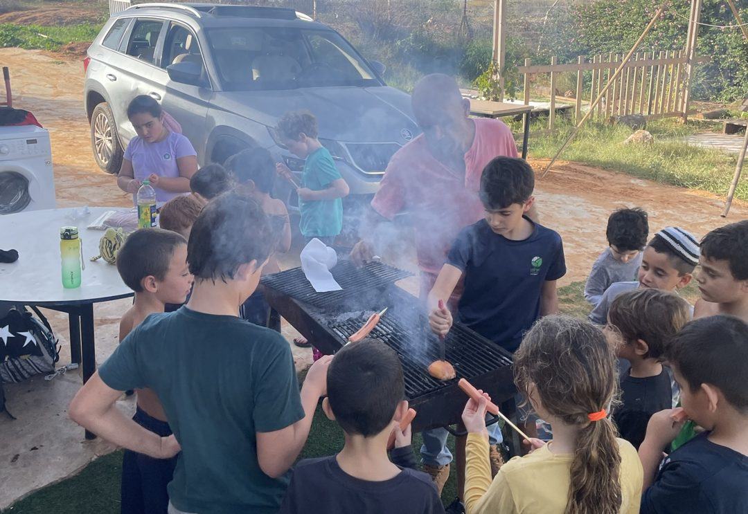 יניב והילדים במנגל